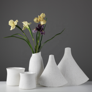 Wholesale porcelain flower vase for home decor modern nordic ceramic vase flower wedding decoration white color clay vase decor